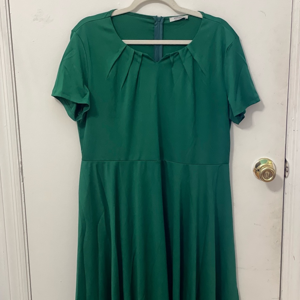 XXL Meaneor green dress! (Runs small, fits about a size 8/10) brand new!